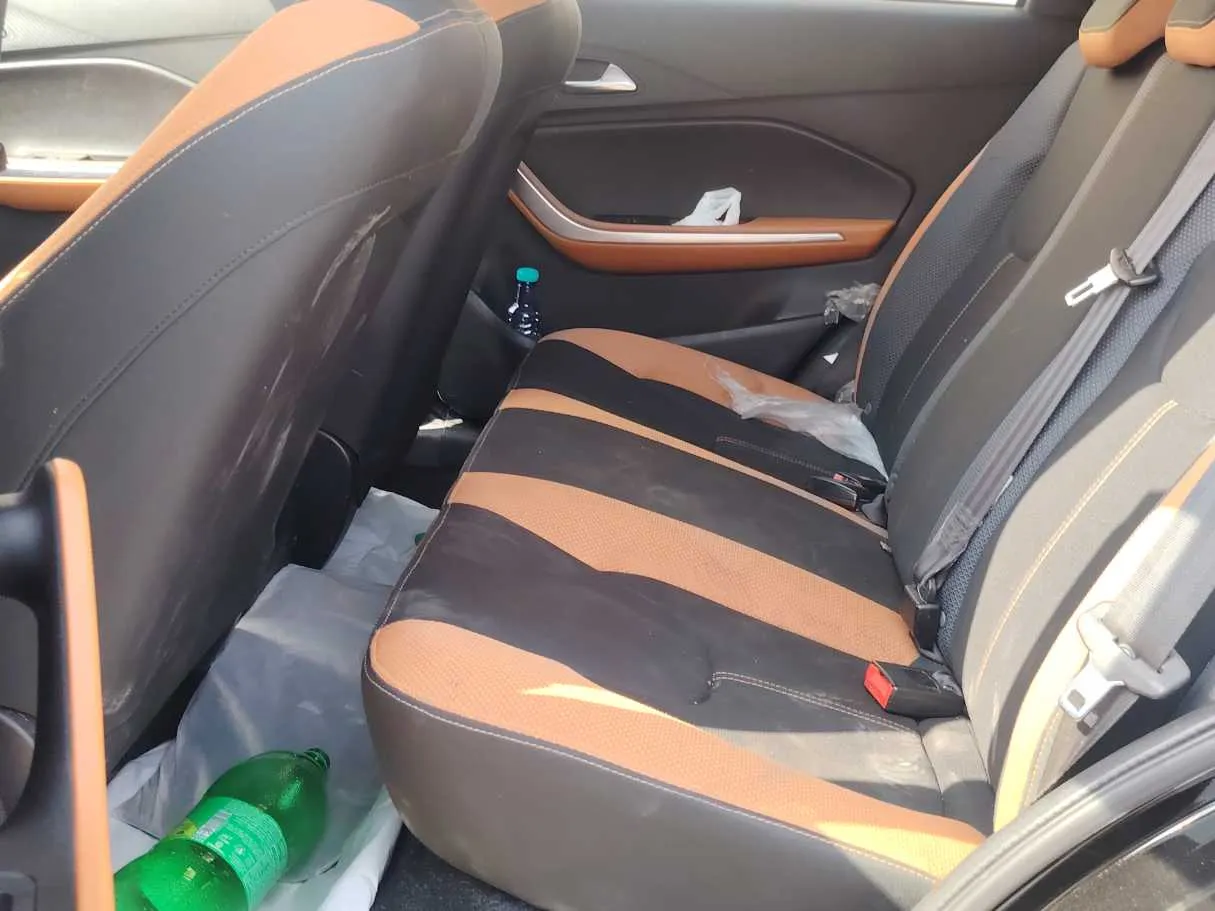 Car image 14