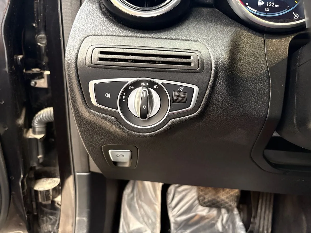 Car image 27