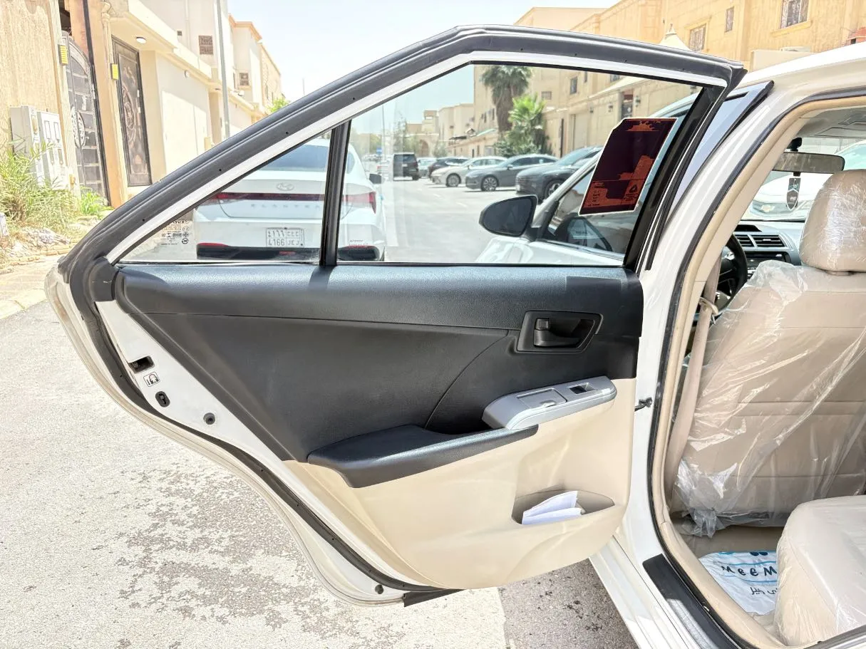 Car image 14