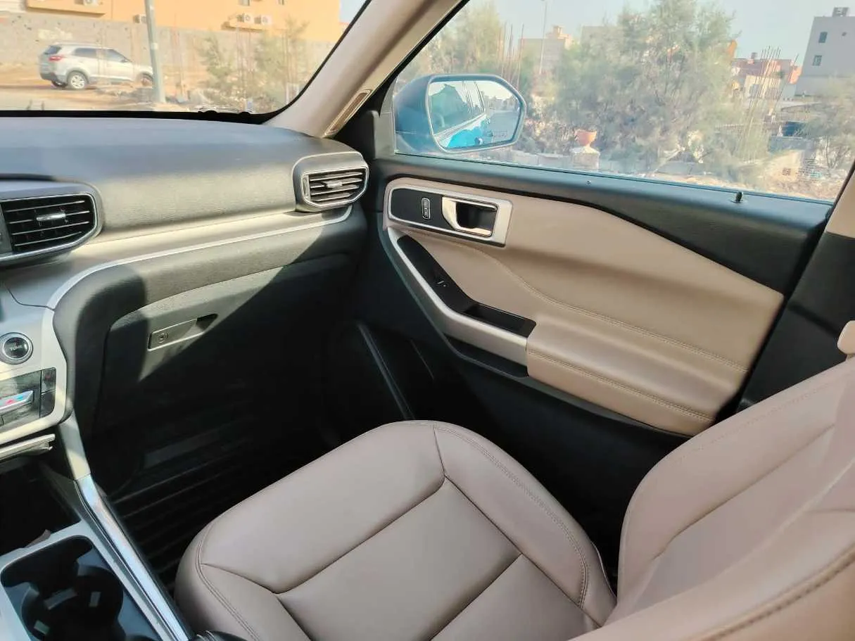 Car image 25