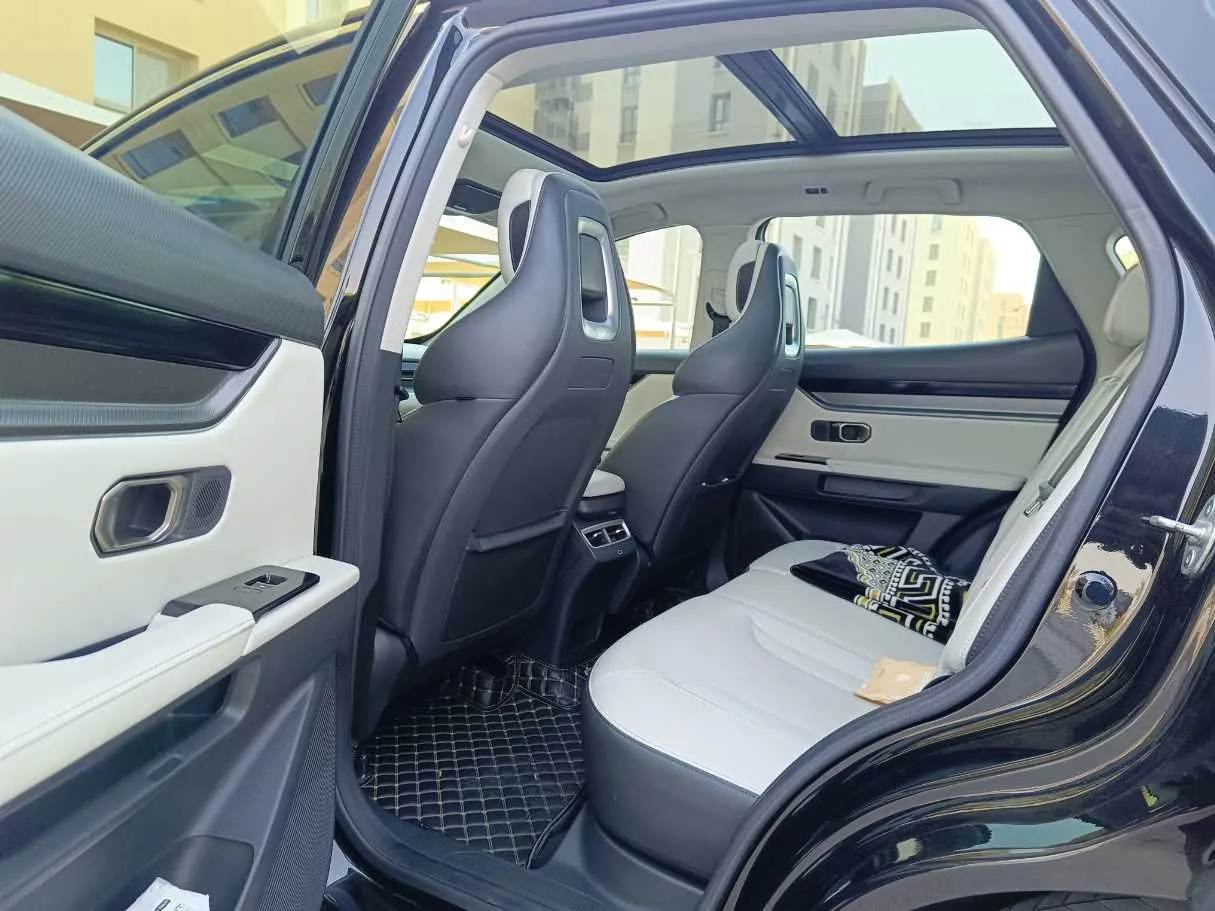 Car image 18