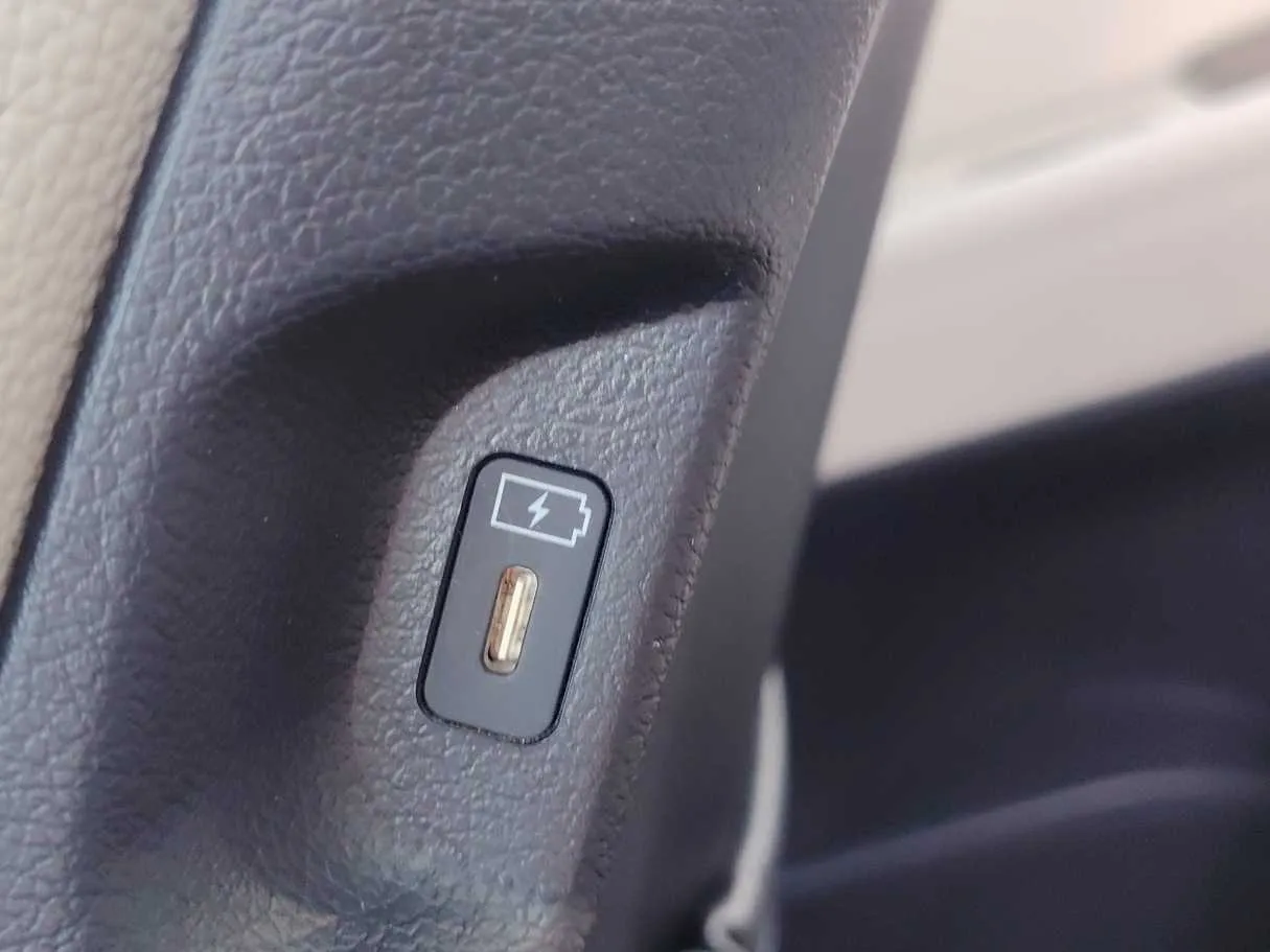 Car image 30