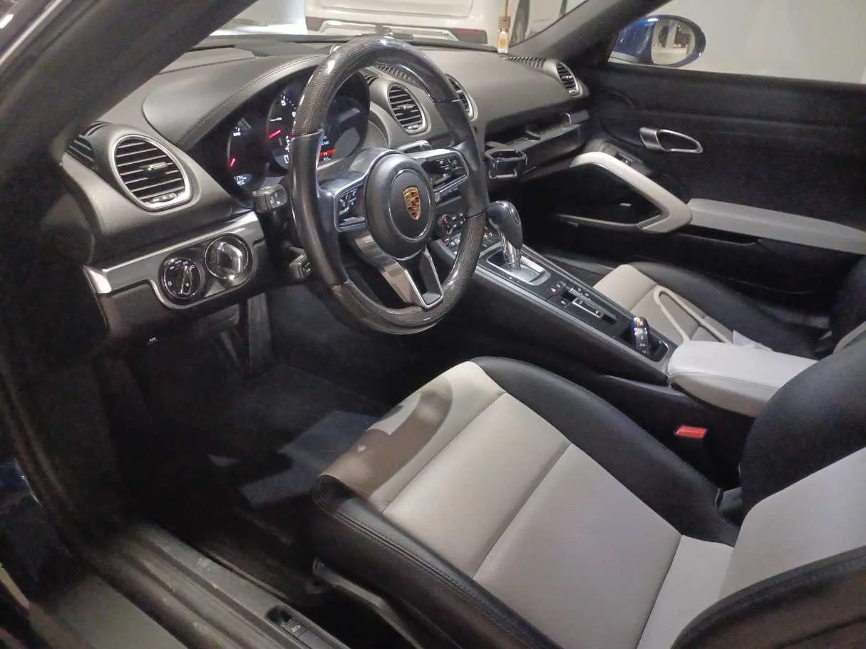 Car image 12