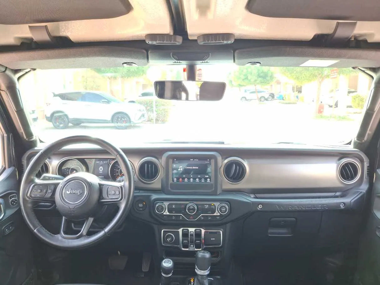 Car image 18