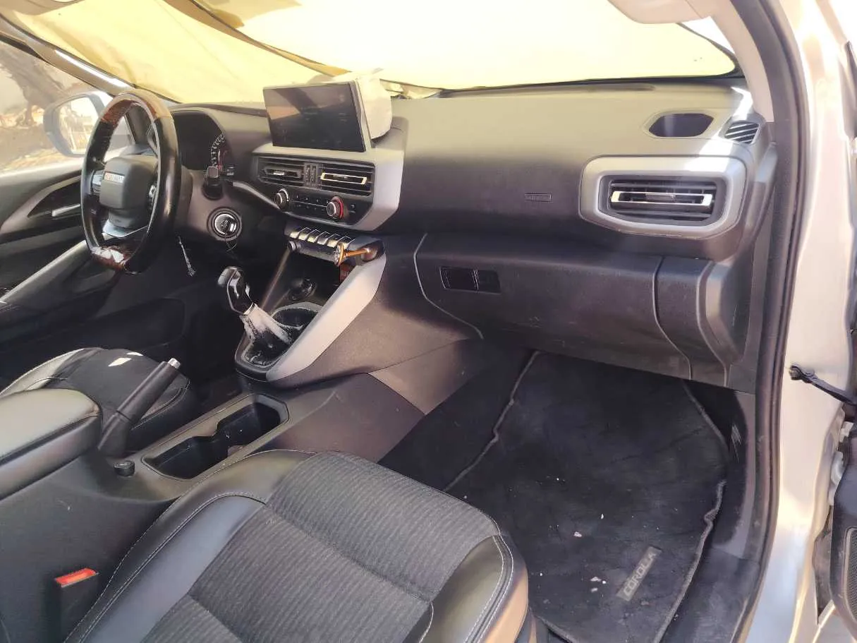 Car image 14