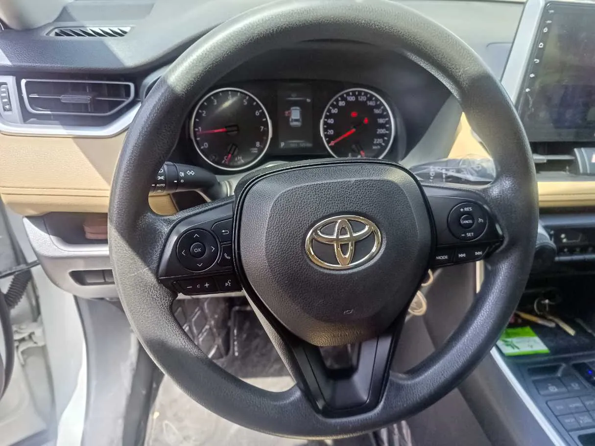 Car image 24