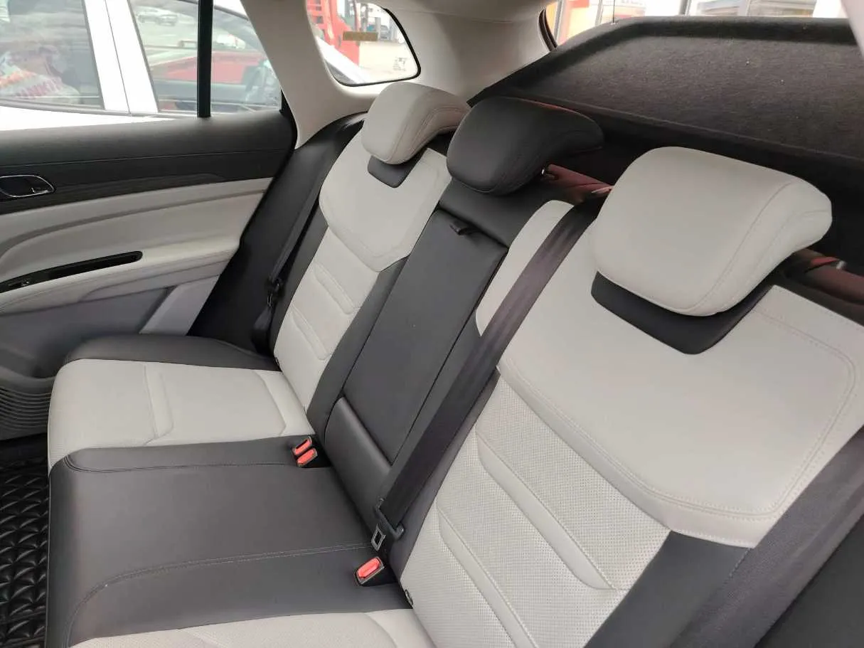 Car image 18