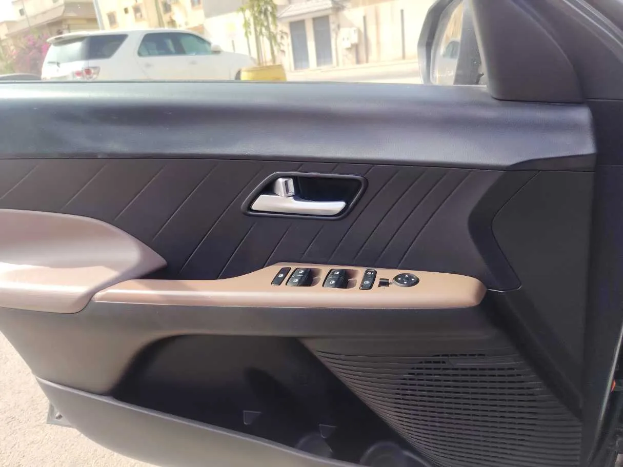 Car image 25
