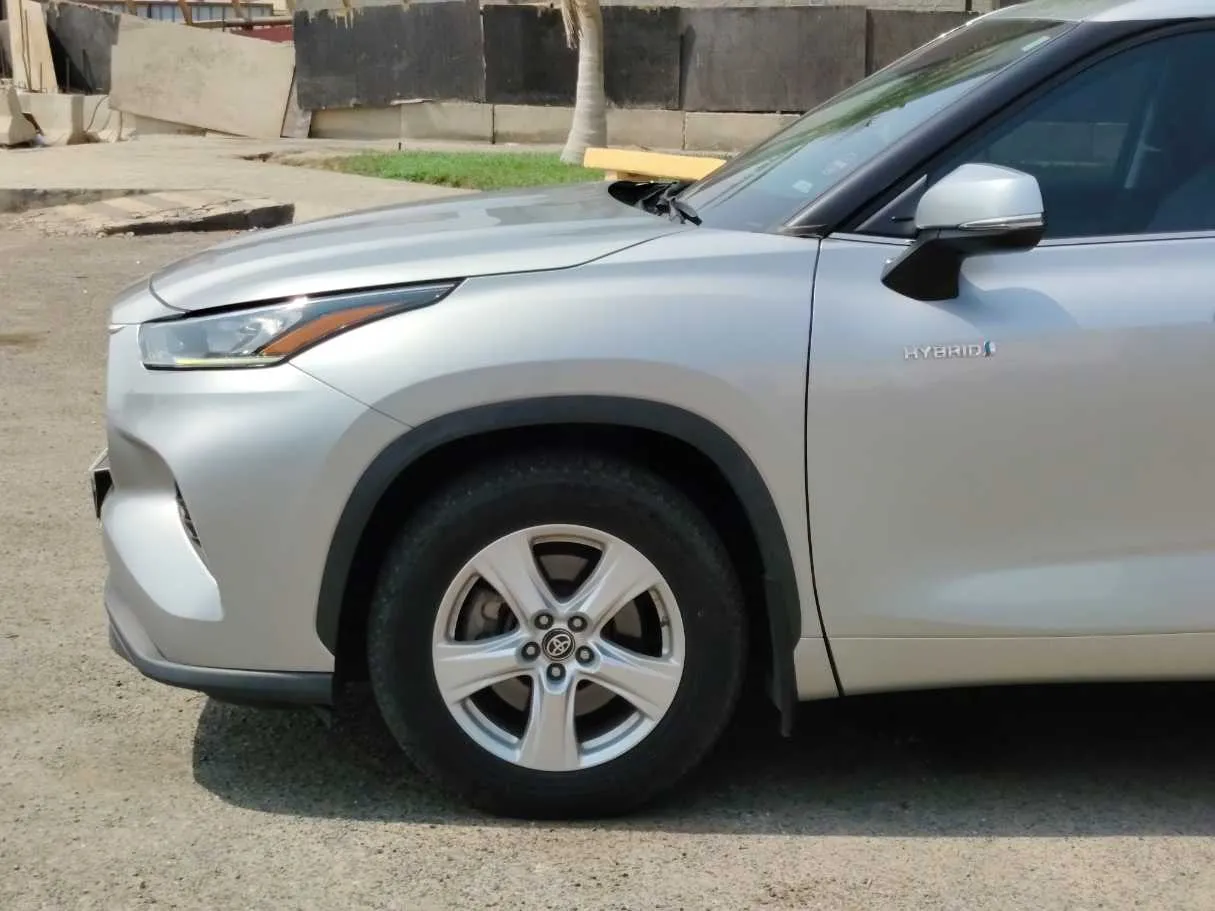 Car image 9