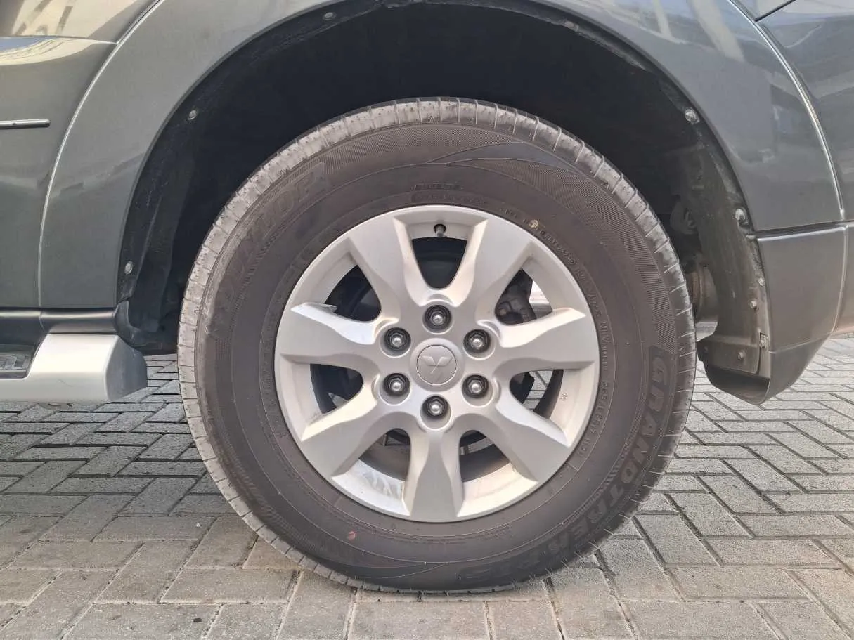 Car image 9