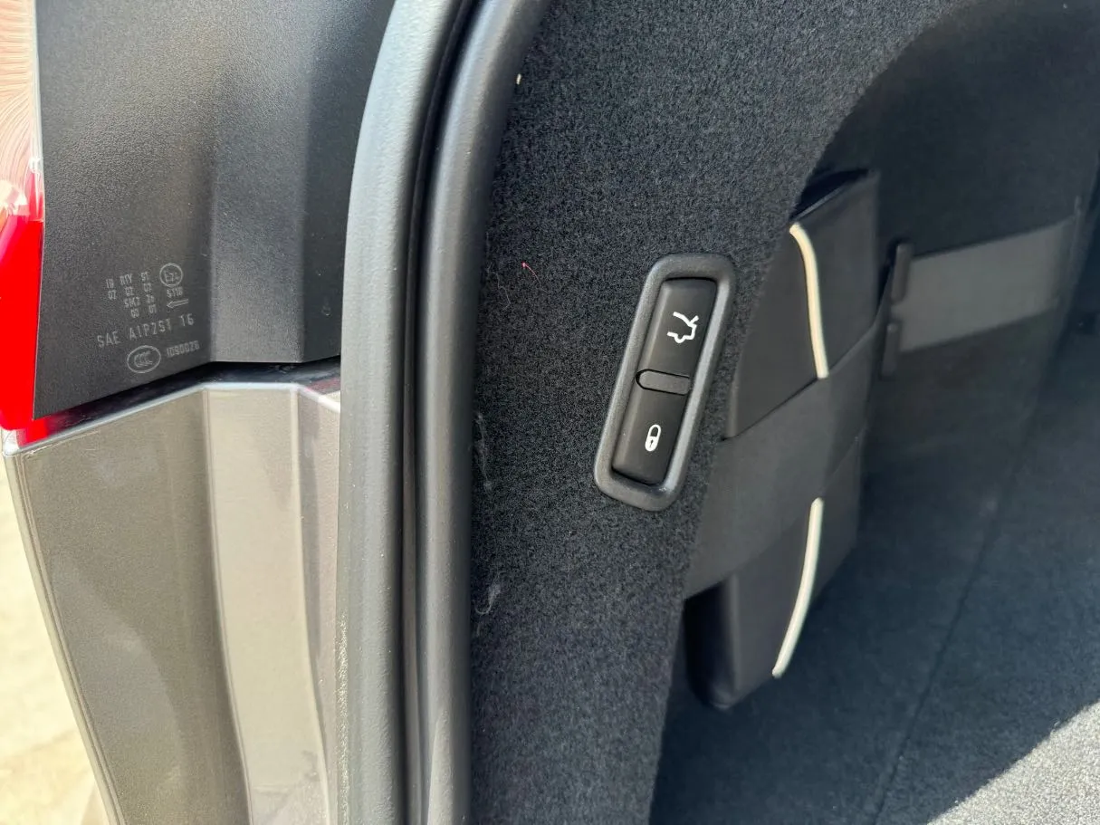Car image 25