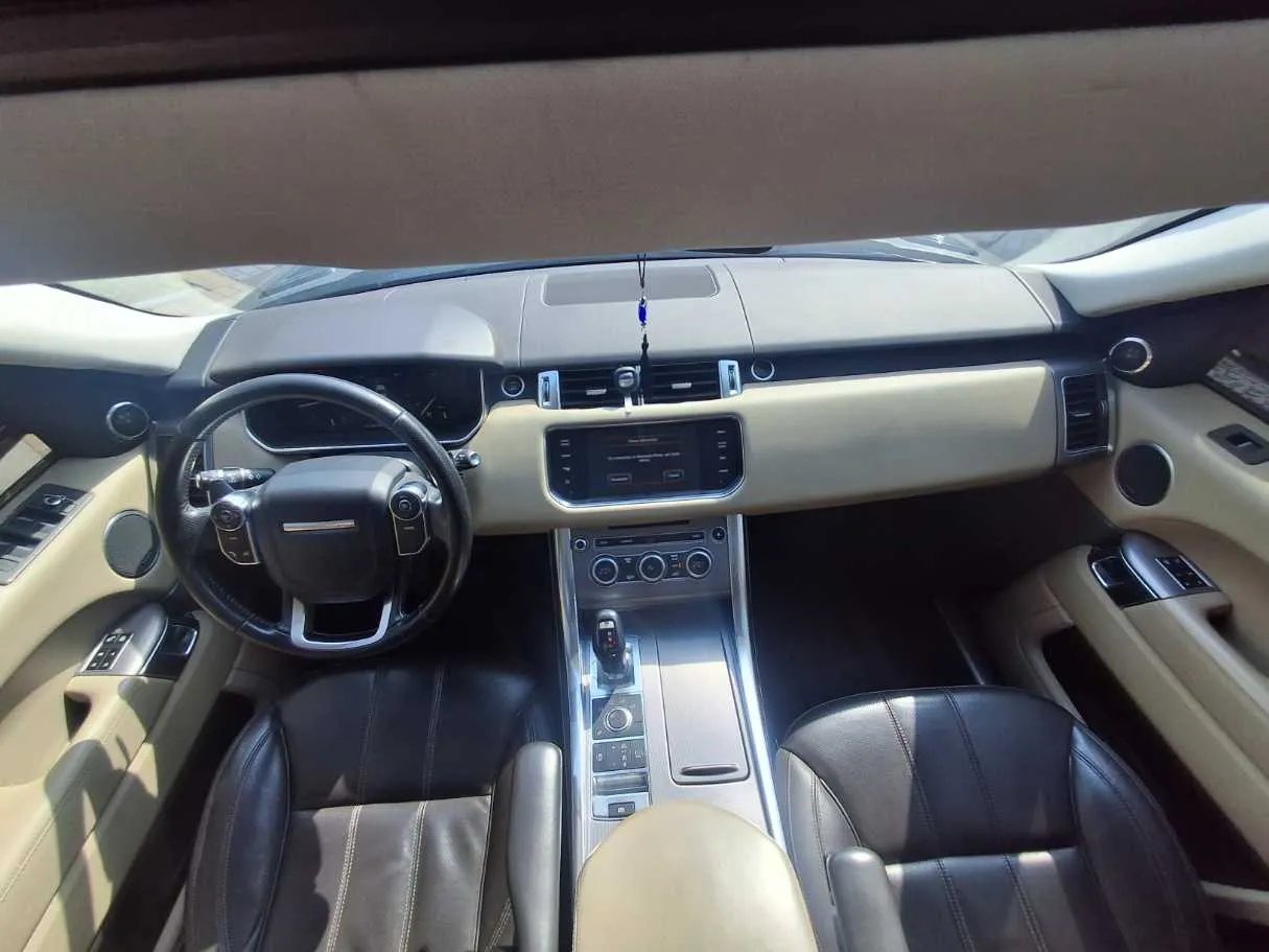 Car image 14