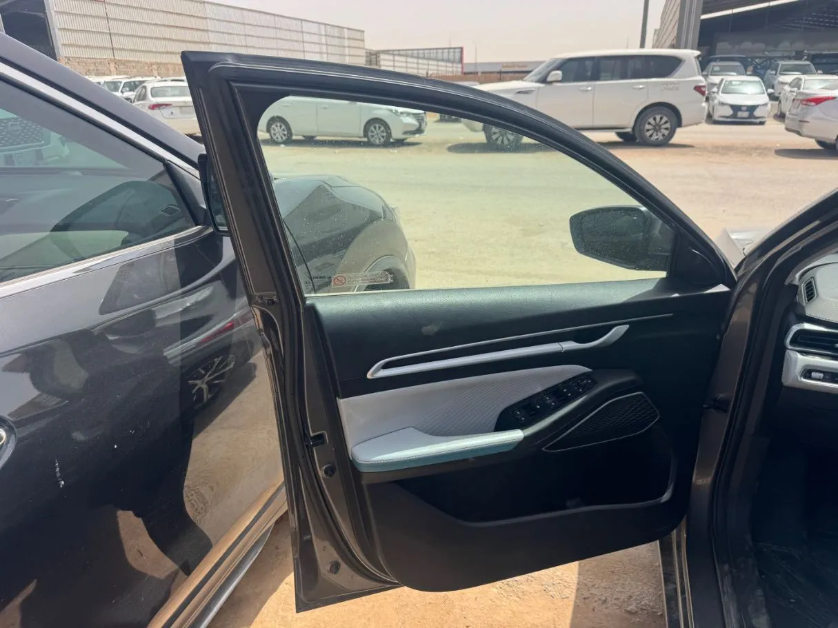 Car image 8