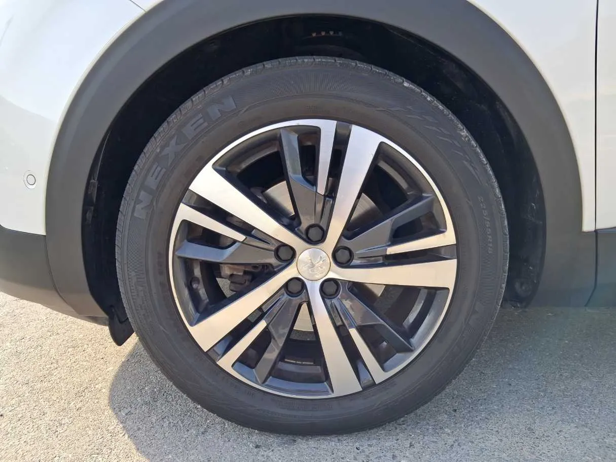 Car image 9