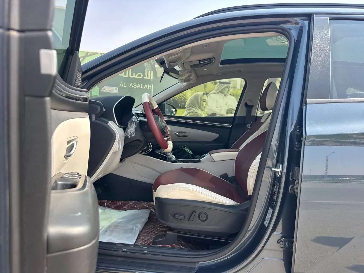 Car image 12