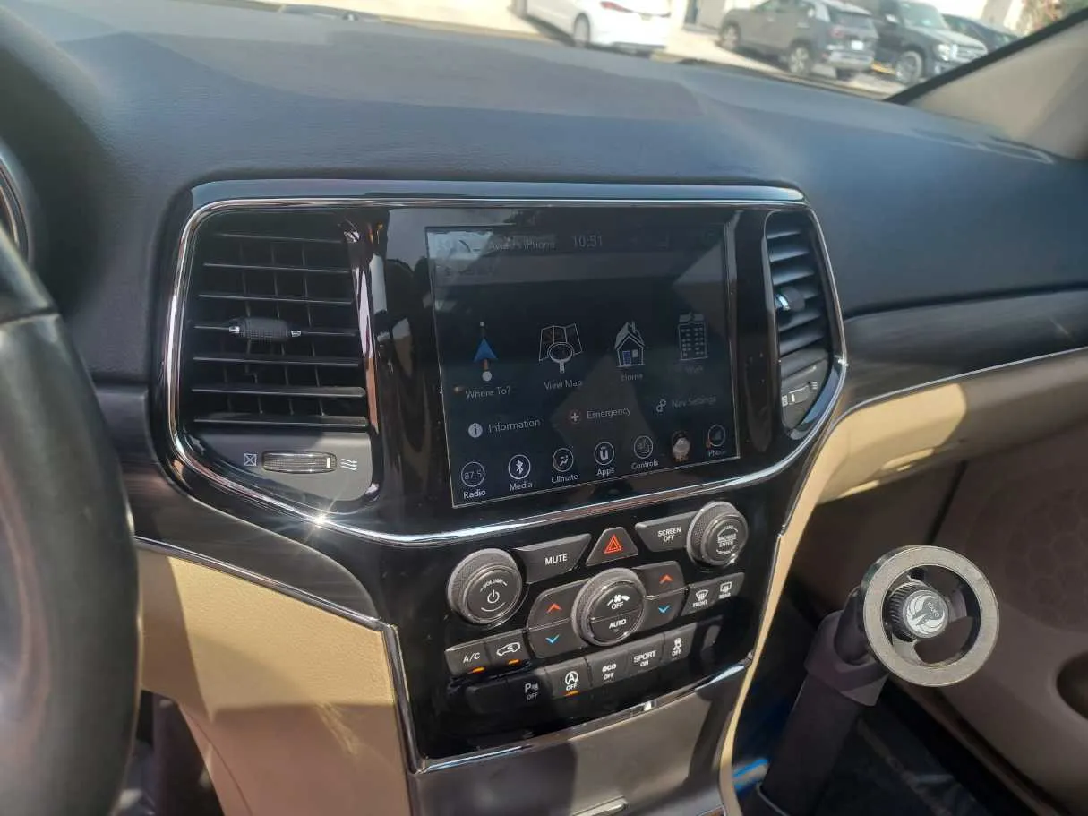 Car image 18