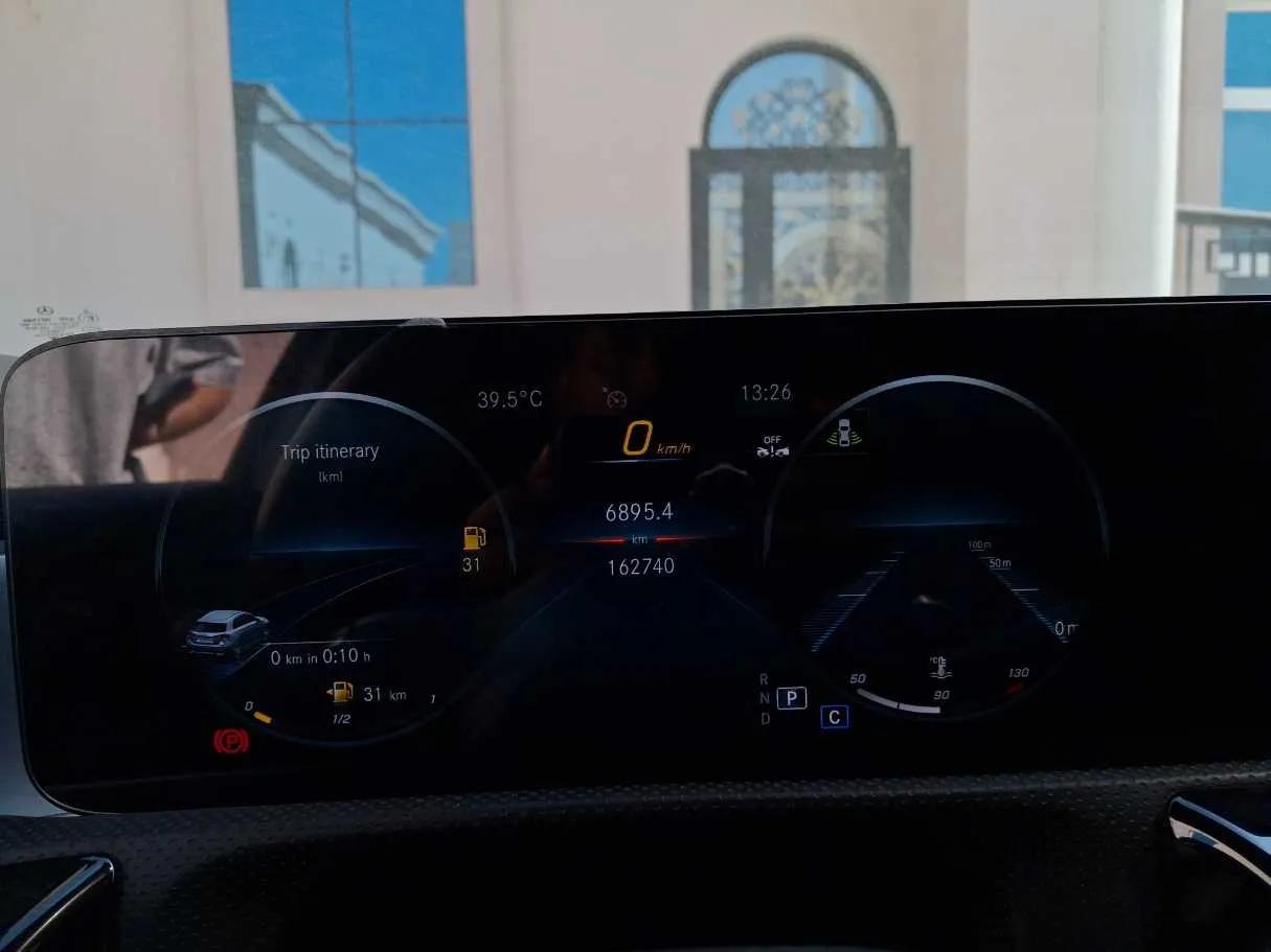 Car image 19