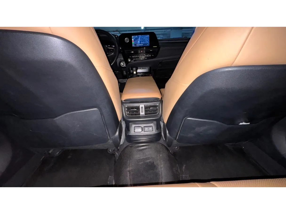 Car image 24