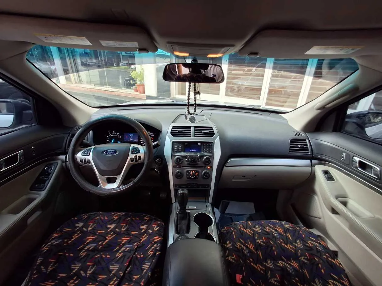 Car image 14