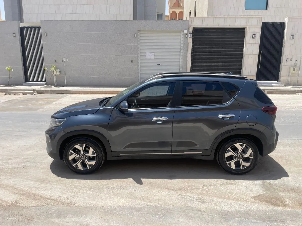 Car image 8