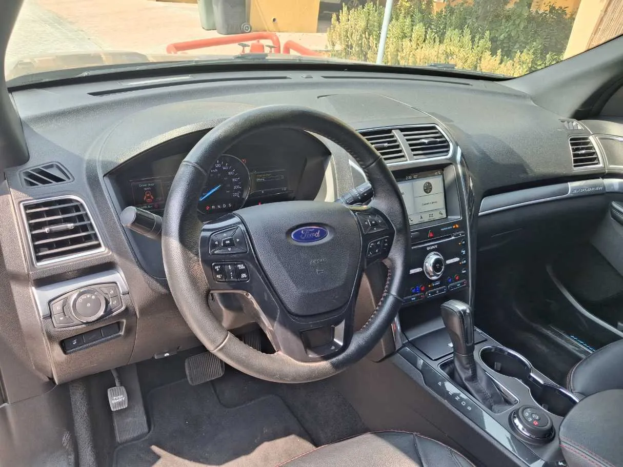 Car image 11