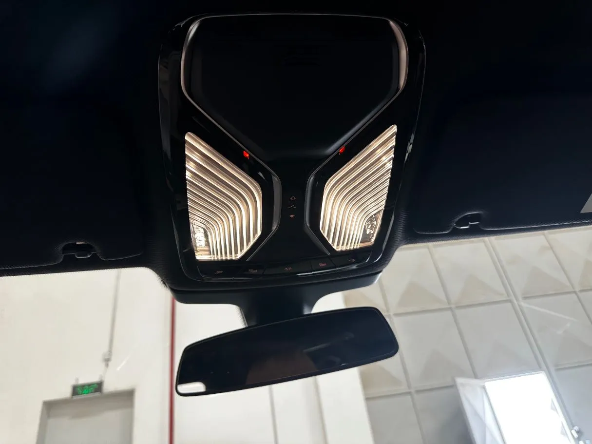 Car image 25