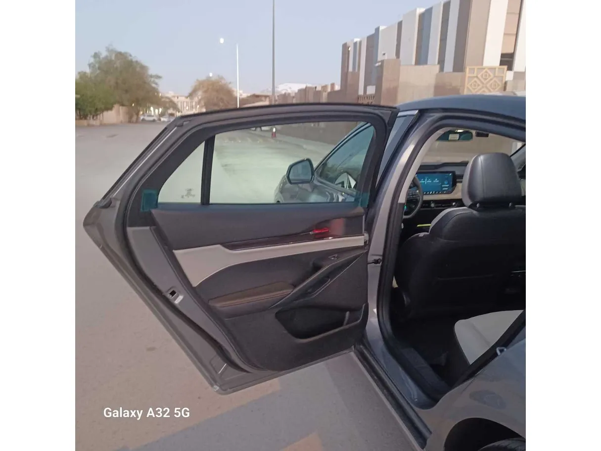 Car image 12
