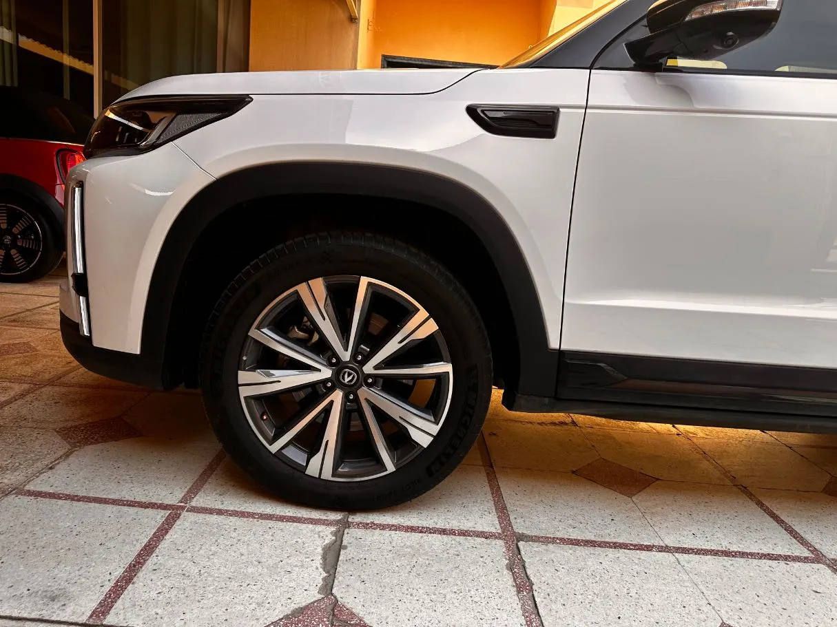 Car image 9