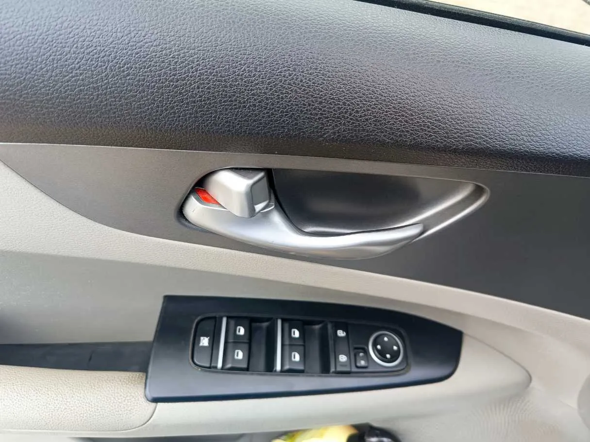 Car image 25