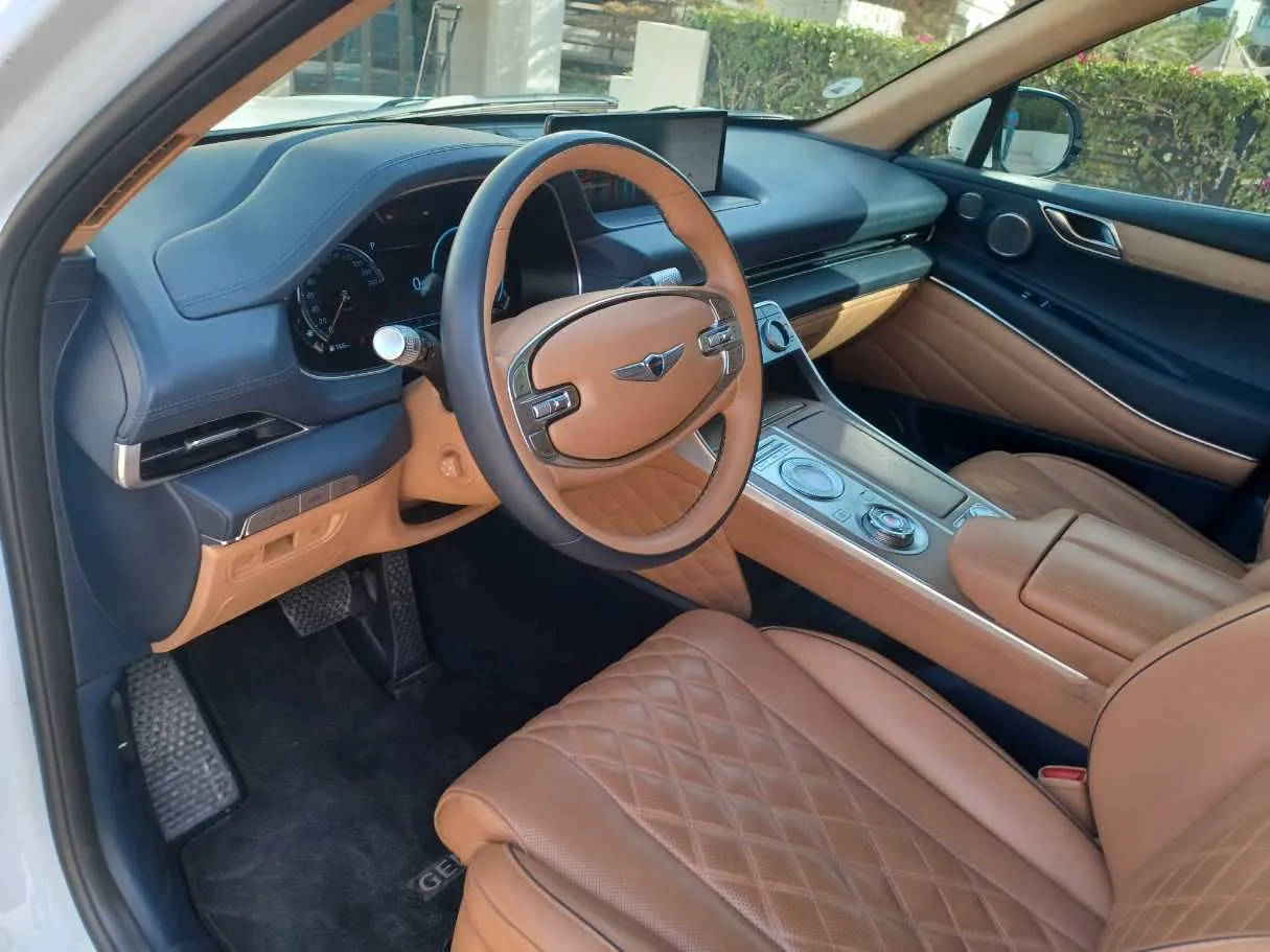 Car image 12