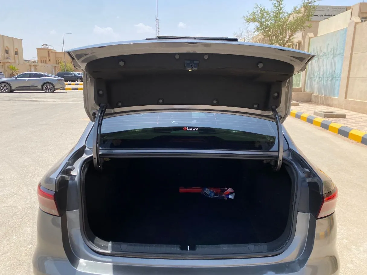 Car image 19