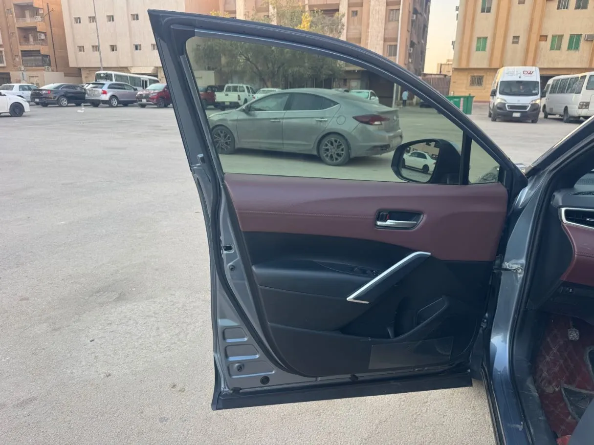 Car image 10