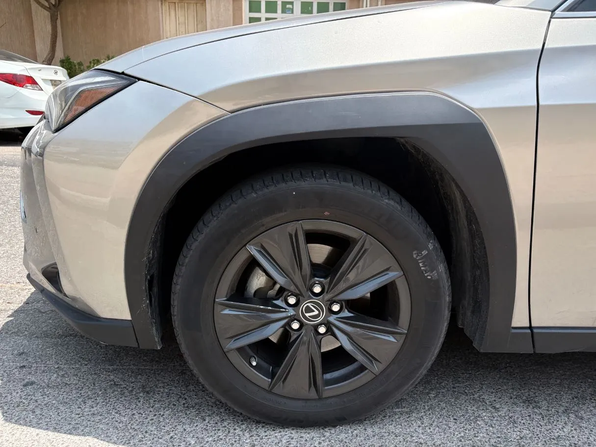 Car image 9