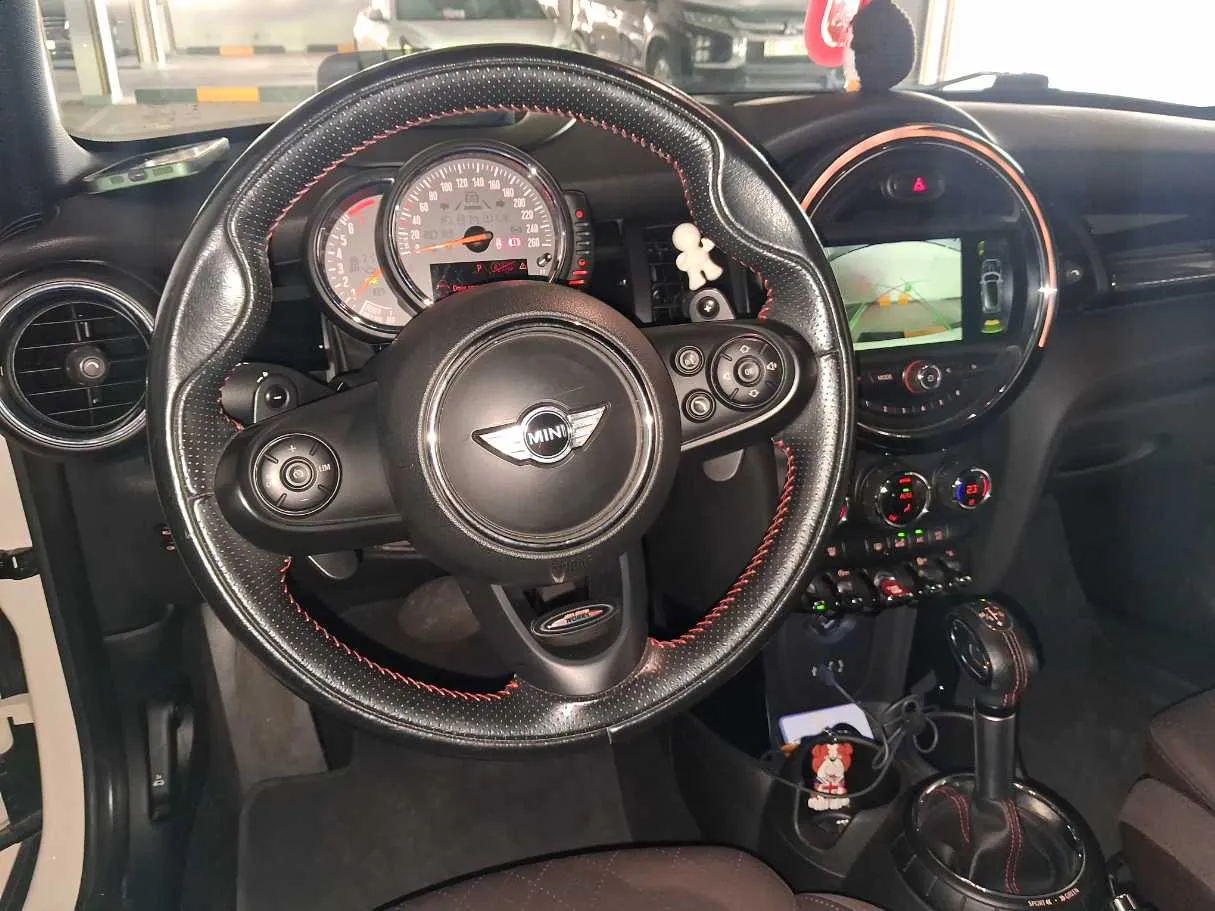 Car image 11