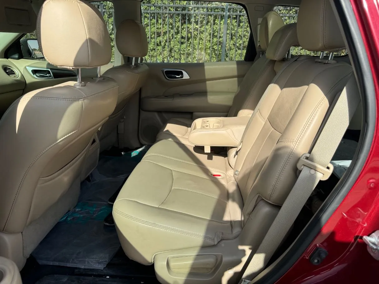 Car image 16