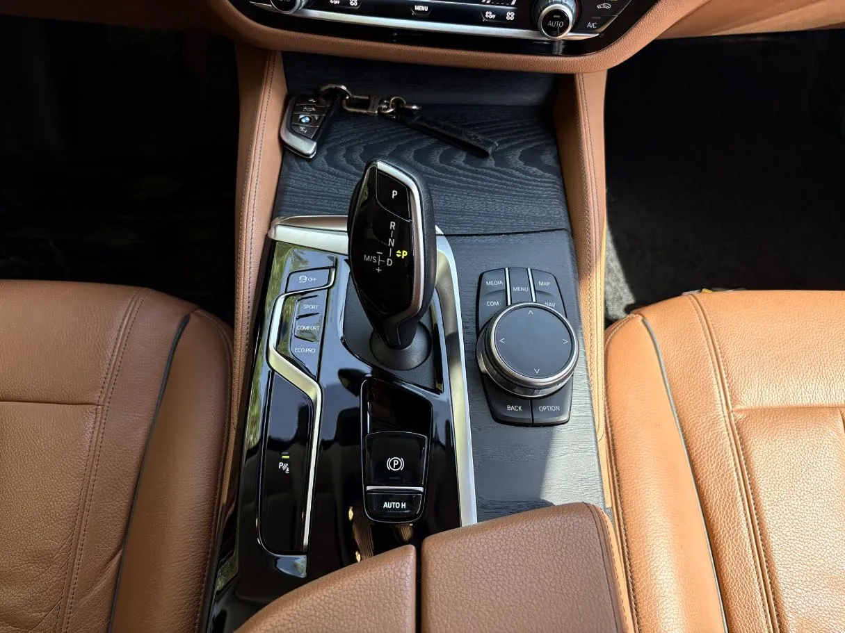 Car image 19