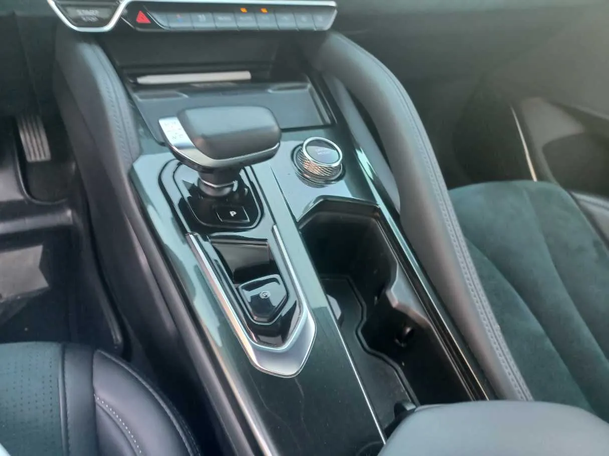 Car image 17