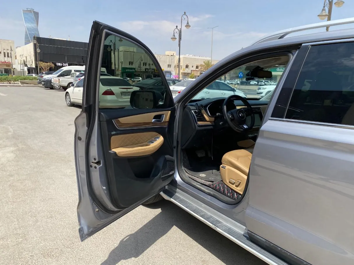 Car image 10