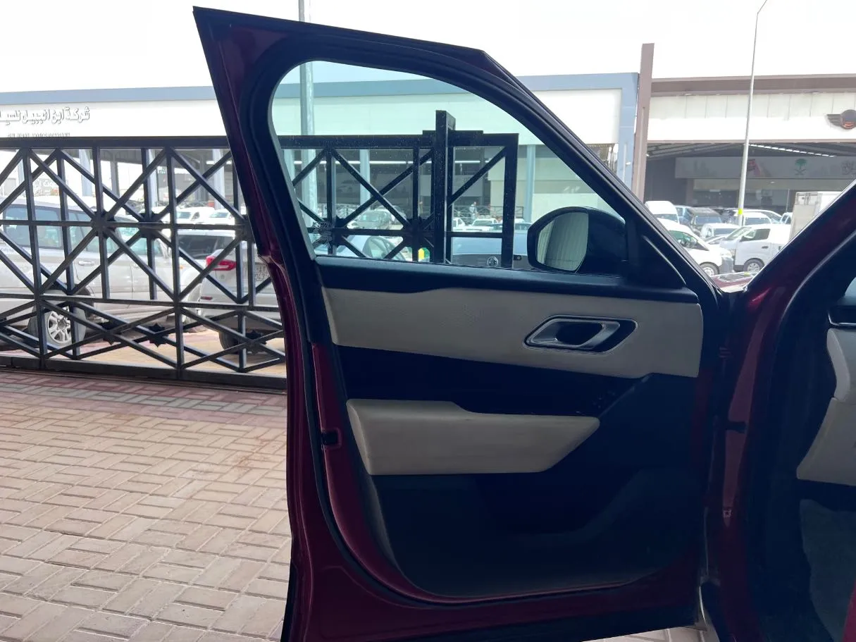 Car image 10