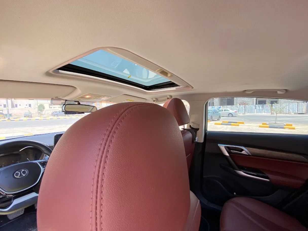 Car image 14