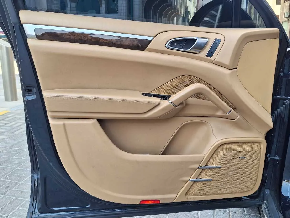 Car image 10