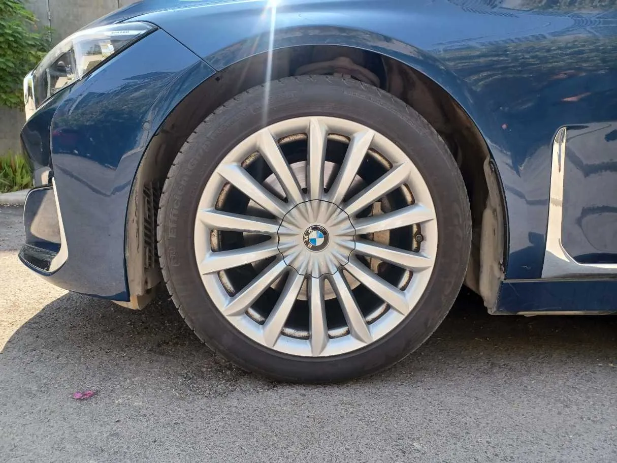 Car image 9