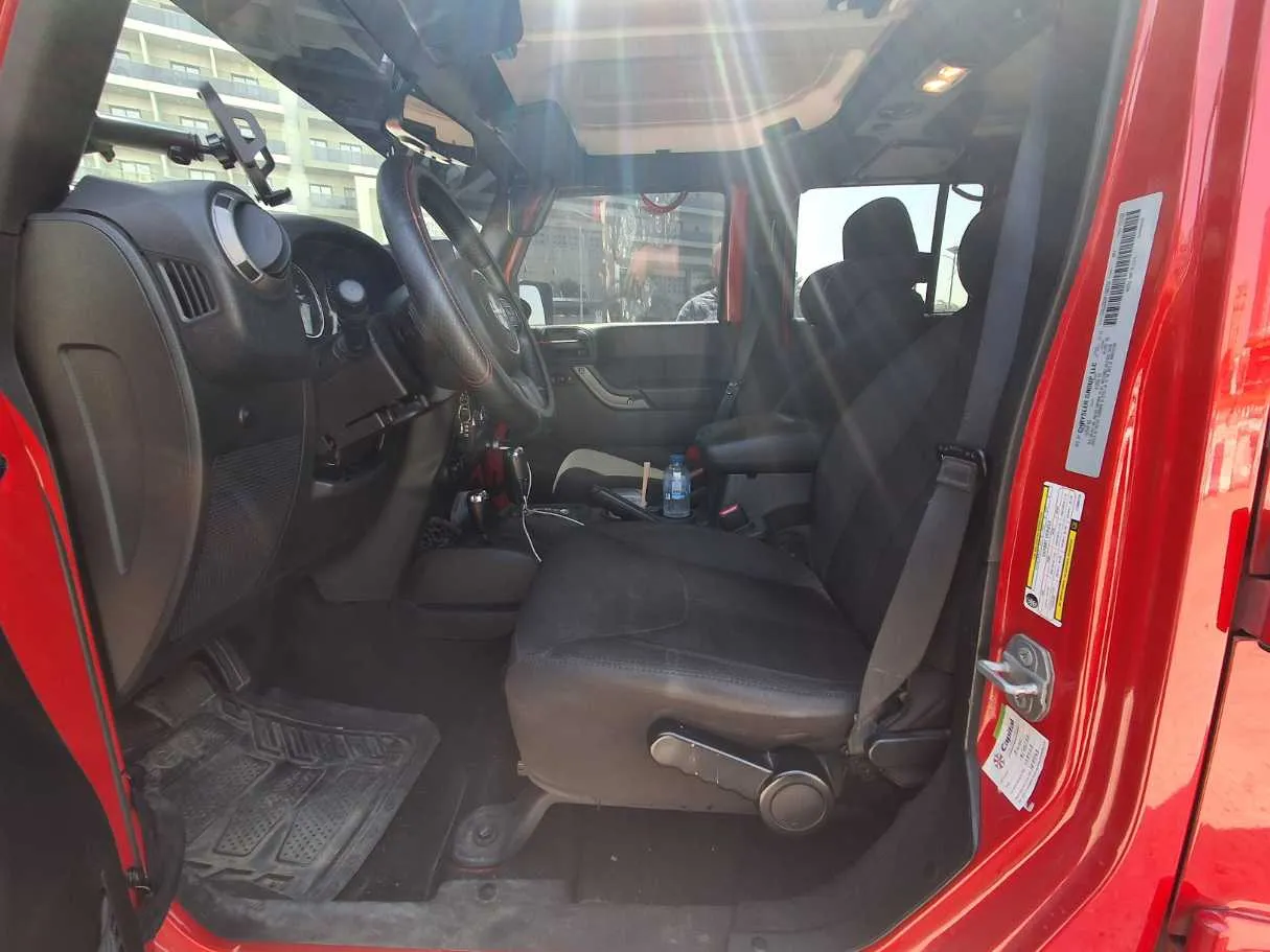 Car image 12