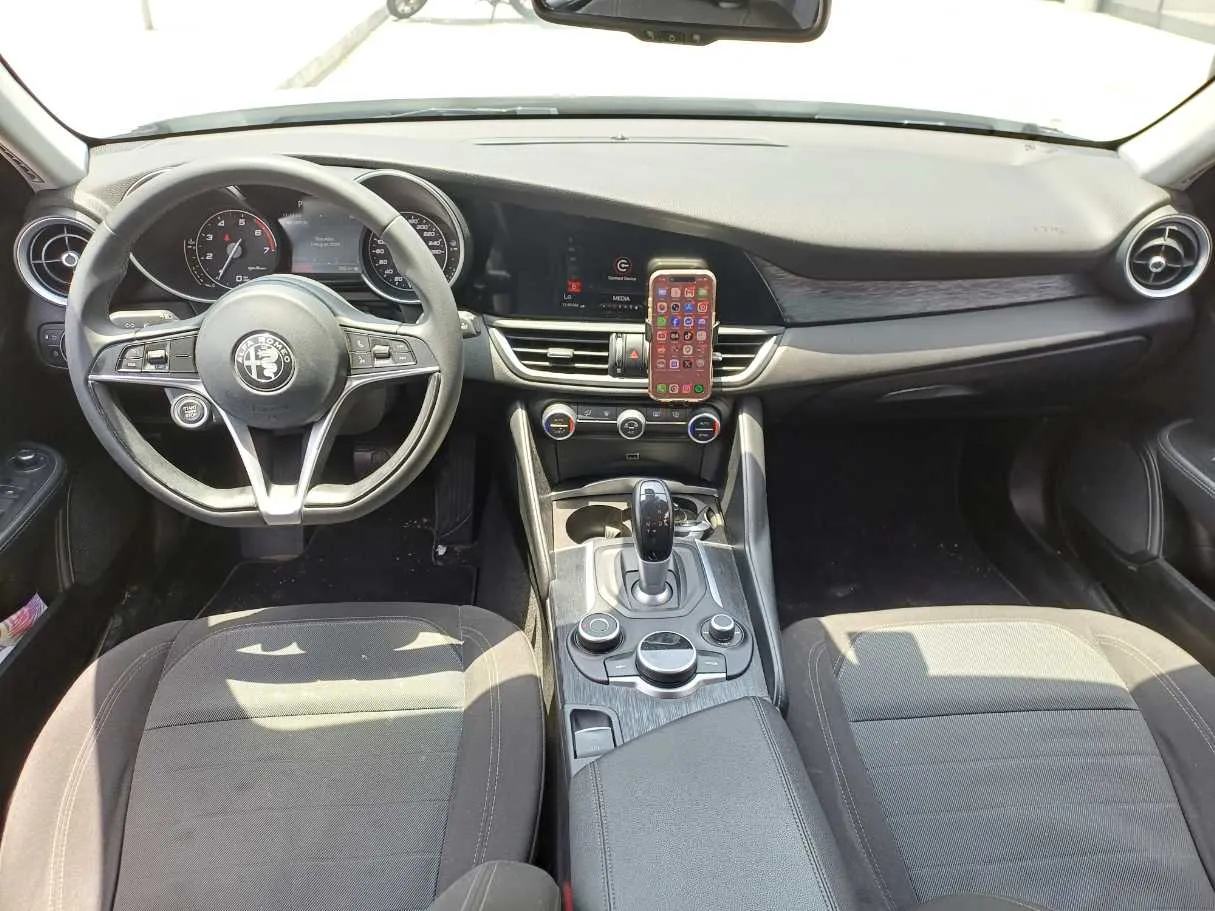 Car image 16