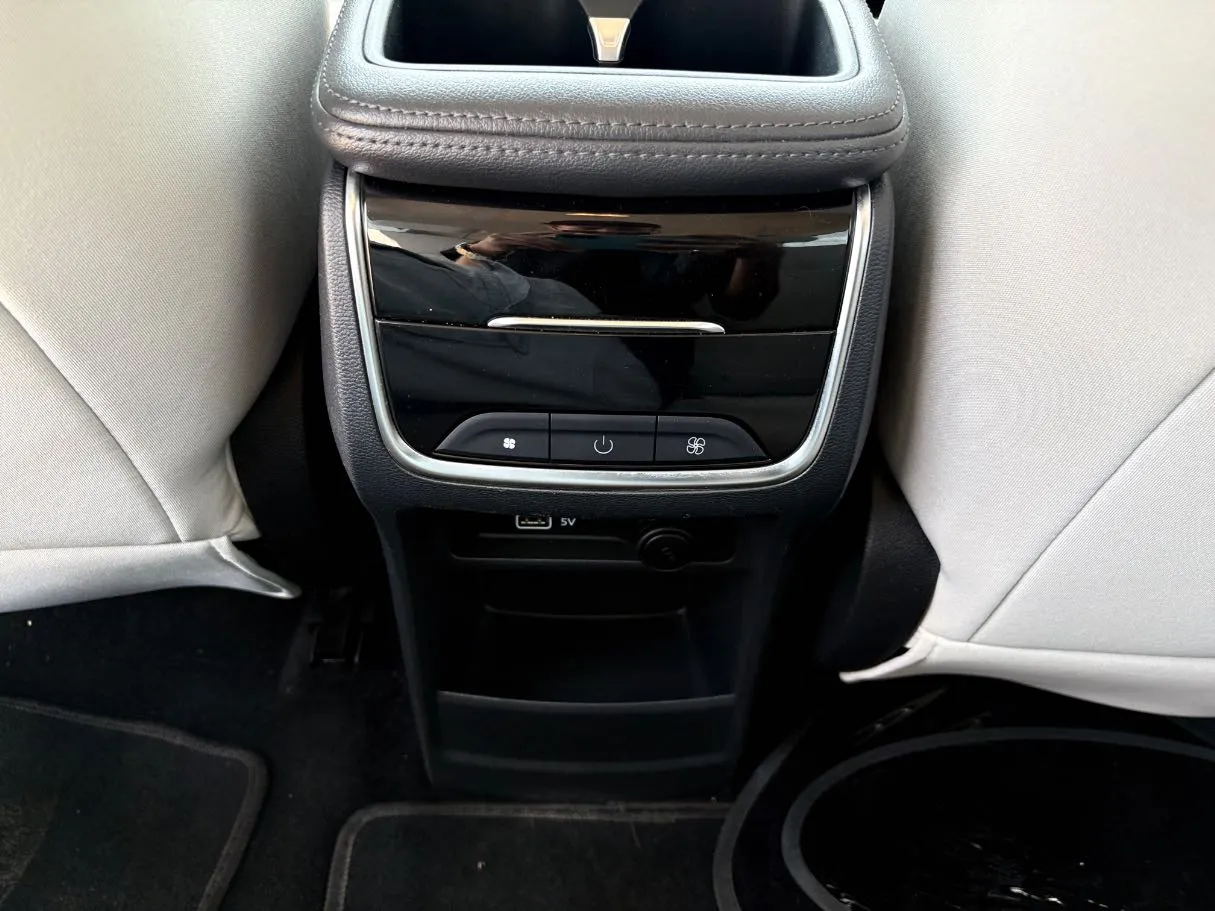 Car image 27