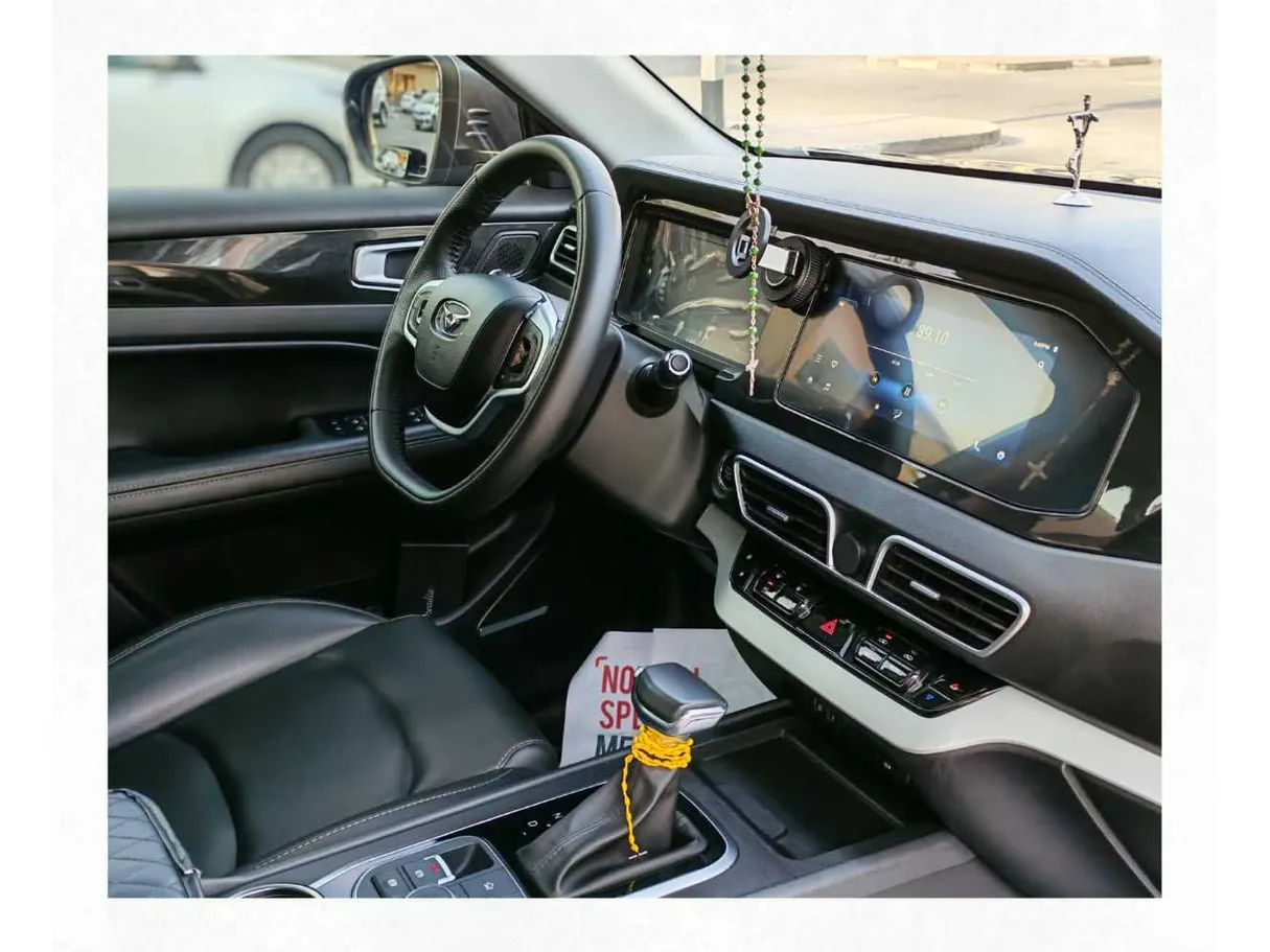 Car image 12