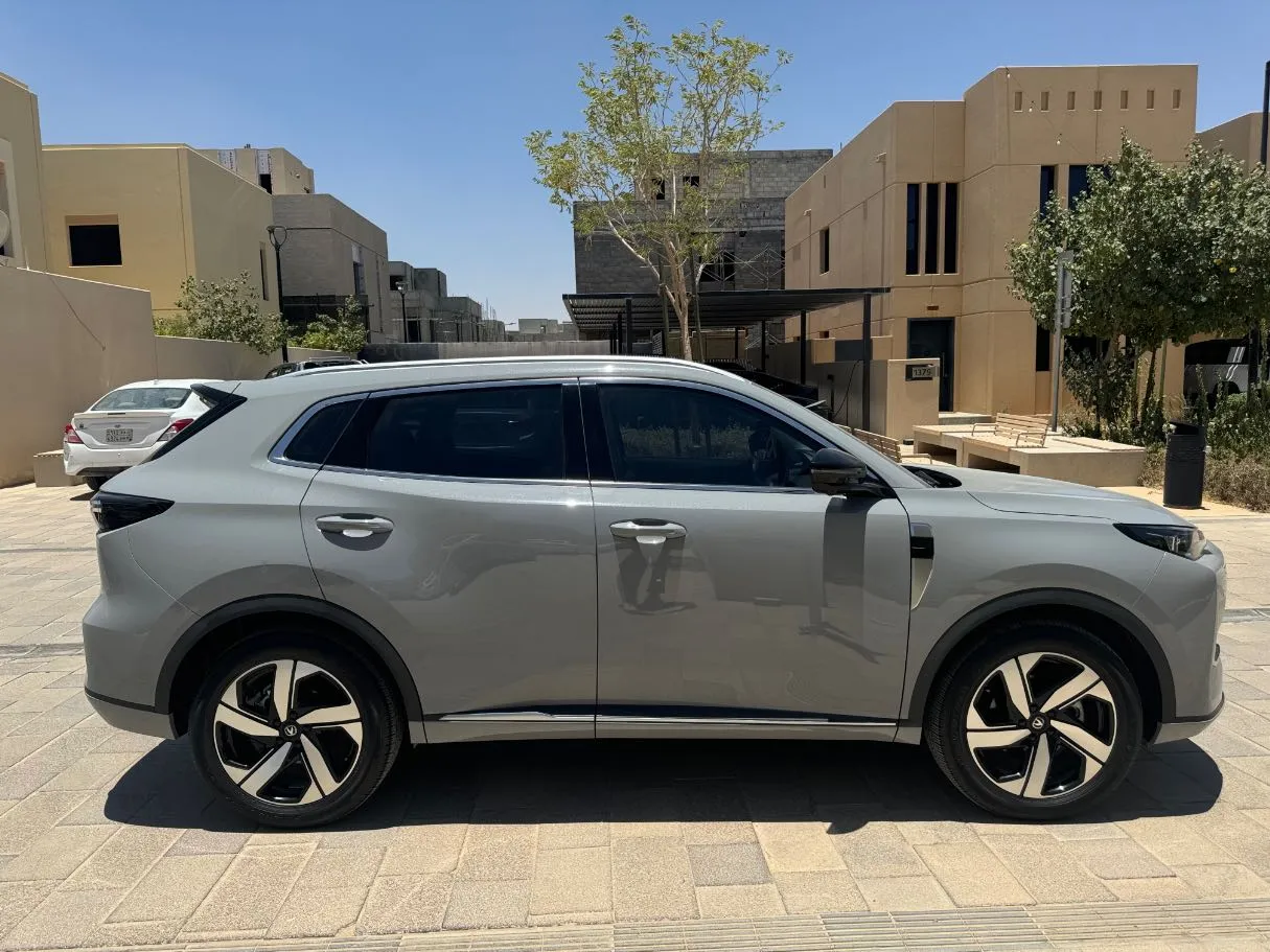 Car image 4
