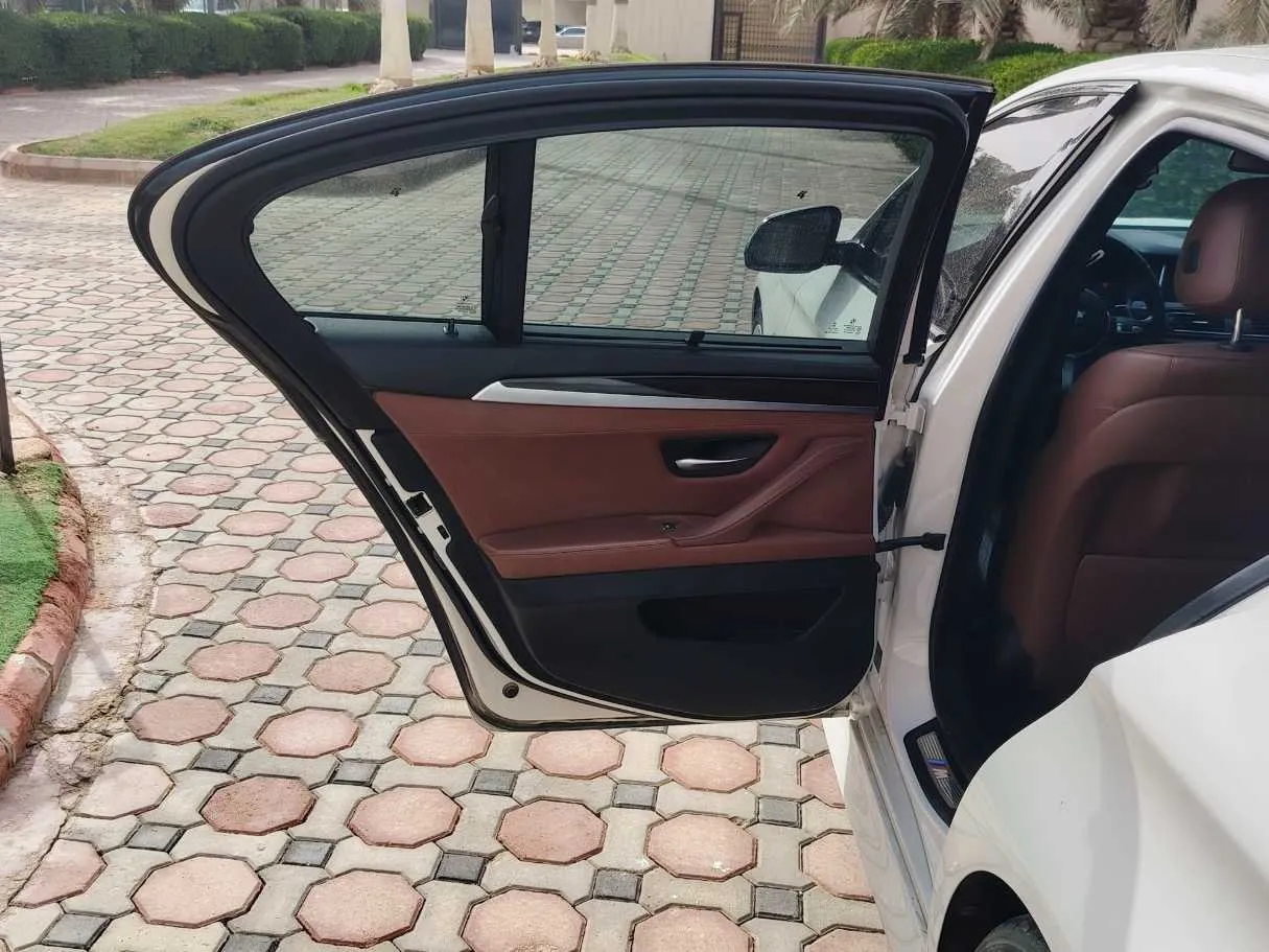 Car image 24