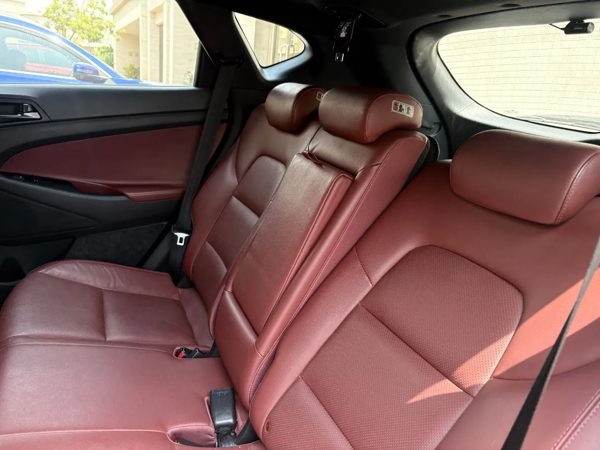 Car image 16