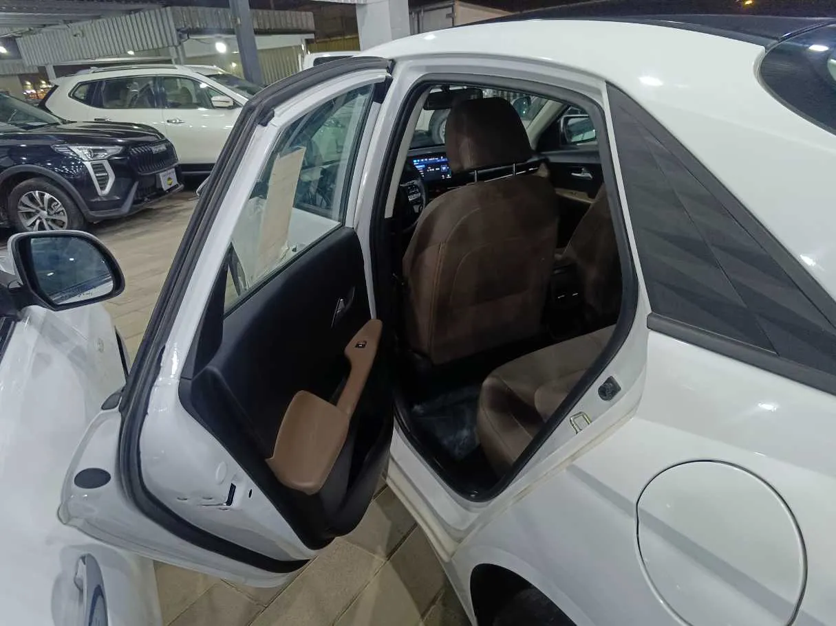 Car image 16